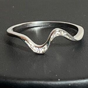 Sterling silver sparkle wave ring. Size 8